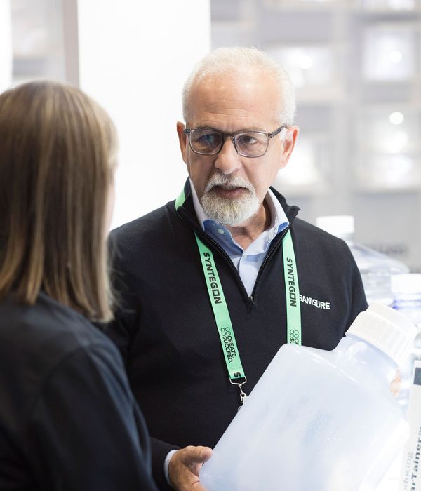SaniSure expert in one-on-one consultation with a customer reviewing single-use bioprocessing solutions